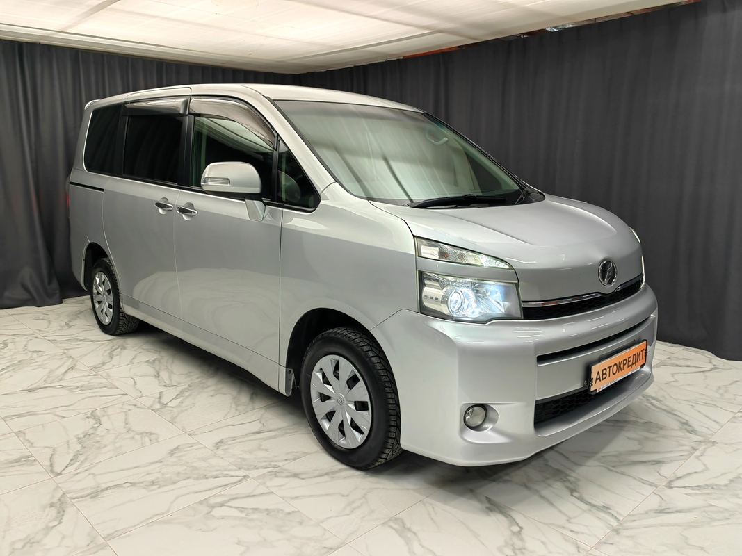 Купить Toyota Voxy 2012 цена от в Новосибирске, в автосалоне Гепард №168771