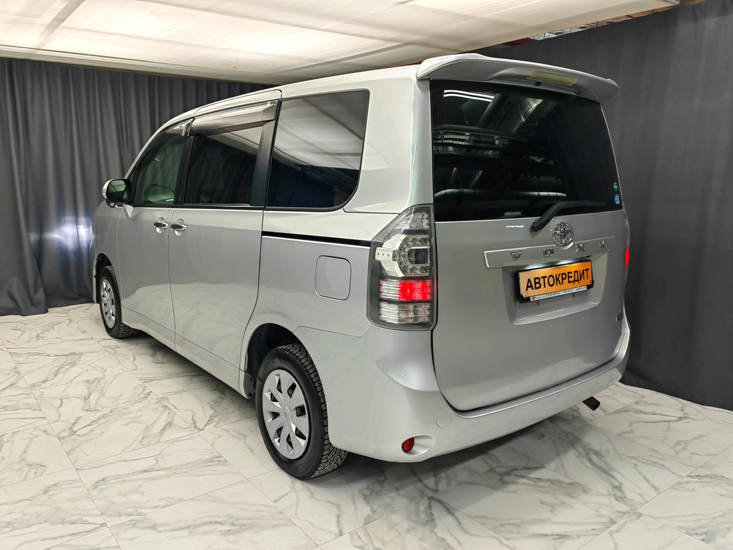 Купить Toyota Voxy 2012 цена от в Новосибирске, в автосалоне Гепард №168771