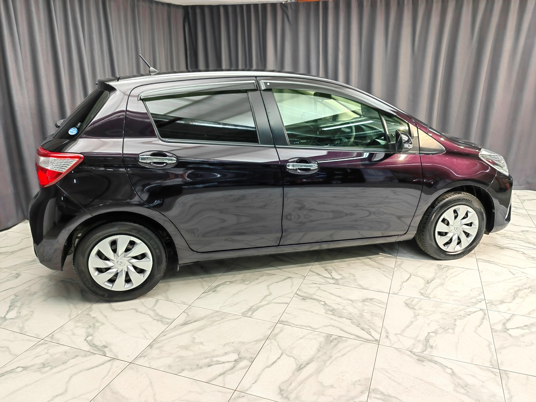 Купить 🚗 Toyota Vitz 2018 цена от 1070000 в Новосибирске, в автосалоне  Гепард №169134