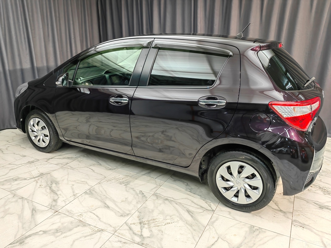 Купить 🚗 Toyota Vitz 2018 цена от 1070000 в Новосибирске, в автосалоне  Гепард №169134