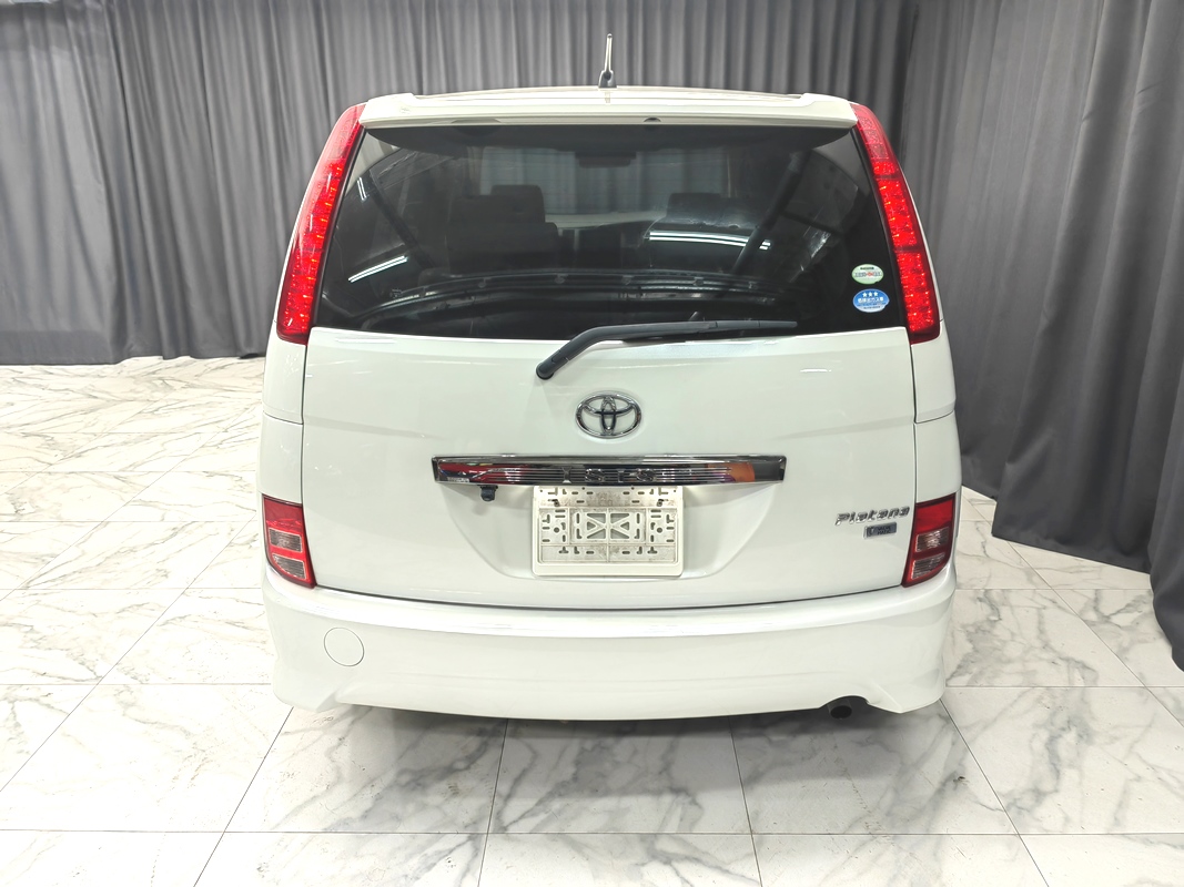 Купить 🚗 Toyota Isis 2010 цена от 1090000 в Новосибирске, в автосалоне  Гепард №169146