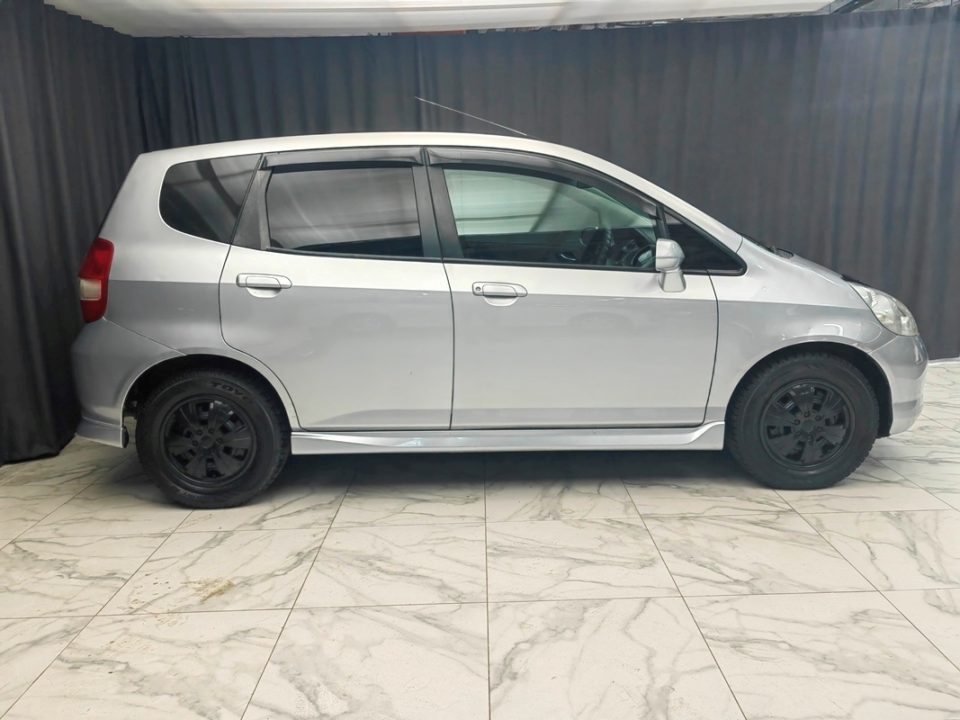 Купить 🚗 Honda Fit 2002 цена от в Новосибирске, в автосалоне Гепард №169806