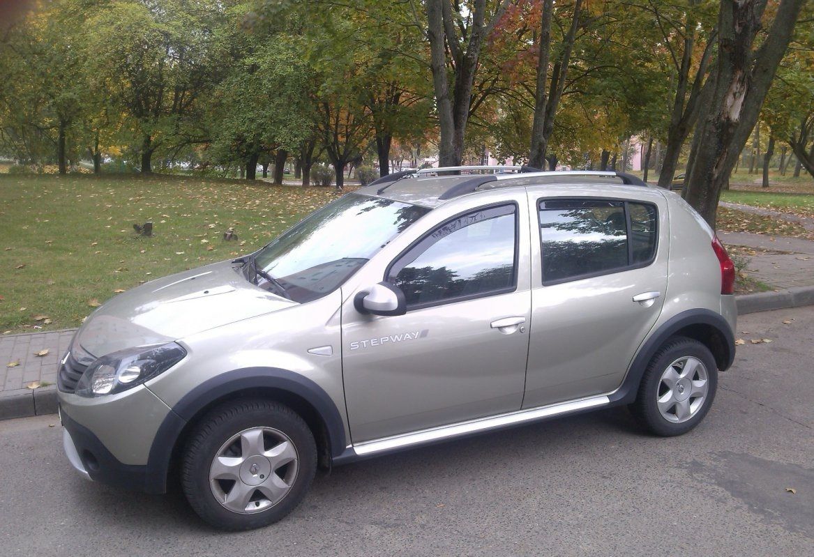 Renault sandero 2012. Рено Сандеро 2012 года. Рено Сандеро 2012 серебристый. Rhino Sandero 2012. Рено Сандеро 2012 год дверь.